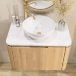 Rond hangend naturel eiken badkamermeubel 80 cm met afgeronde hoeken en wit marmer blad met witte waskom