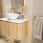 Rond hangend naturel eiken badkamermeubel 80 cm met afgeronde hoeken en wit marmer blad met witte waskom