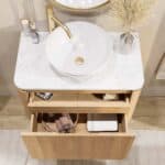 Rond hangend naturel eiken badkamermeubel 80 cm met afgeronde hoeken en wit marmer blad met witte waskom