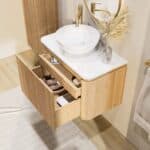 Rond hangend naturel eiken badkamermeubel 80 cm met afgeronde hoeken en wit marmer blad met witte waskom