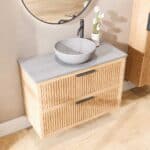 Hangend naturel eiken badkamermeubel 100 cm met ribbelfront, twee lades en grijs limestone blad met witte waskom
