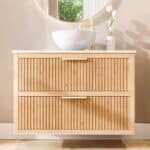 Hangend naturel eiken badkamermeubel 100 cm met twee lades en wit marmer blad met witte waskom