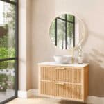 Hangend naturel eiken badkamermeubel 100 cm met twee lades en wit marmer blad met witte waskom