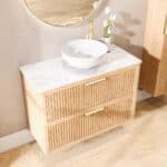 Hangend naturel eiken badkamermeubel 100 cm met twee lades en wit marmer blad met witte waskom