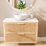 Hangend naturel eiken badkamermeubel 100 cm met twee lades en wit marmer blad met witte waskom