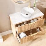 Hangend naturel eiken badkamermeubel 100 cm met twee lades en wit marmer blad met witte waskom