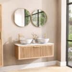 Hangend naturel eiken wastafelmeubel 120 cm met vlak front, één lade en wit marmer blad met twee waskommen