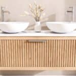 Hangend naturel eiken wastafelmeubel 120 cm met één lade en solid surface blad met twee waskommen