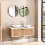 Hangend naturel eiken wastafelmeubel 120 cm met één lade en solid surface blad met twee waskommen