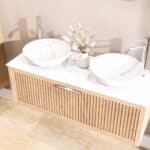Hangend naturel eiken wastafelmeubel 120 cm met één lade en solid surface blad met twee waskommen
