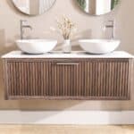Eiken wastafelmeubel 120 cm met ribbelfront, solid surface blad en twee ronde witte opbouwwaskommen