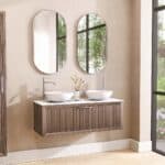 Eiken wastafelmeubel 120 cm met ribbelfront, solid surface blad en twee ronde witte opbouwwaskommen