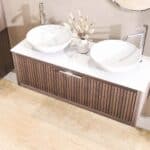 Eiken wastafelmeubel 120 cm met ribbelfront, solid surface blad en twee ronde witte opbouwwaskommen