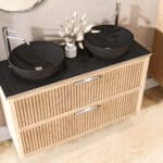 Houten badkamermeubel van 120 cm met 2 lades en een zwart limestone blad met 2 waskommen, ambachtelijk vakmanschap voor jarenlang plezier.
