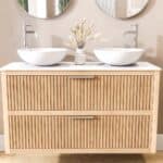 Hangend naturel eiken wastafelmeubel 120 cm met ribbelfront, vier lades en solid surface blad met 2 waskommen
