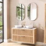Hangend naturel eiken wastafelmeubel 120 cm met ribbelfront, vier lades en solid surface blad met 2 waskommen