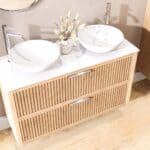 Hangend naturel eiken wastafelmeubel 120 cm met ribbelfront, vier lades en solid surface blad met 2 waskommen