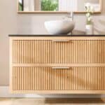 Houten wastafelmeubel 120 cm met ribbelfront, twee lades en granieten blad met ronde witte waskom