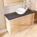 Houten wastafelmeubel 120 cm met ribbelfront, twee lades en granieten blad met ronde witte waskom