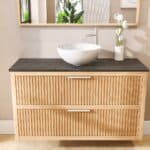 Houten wastafelmeubel 120 cm met ribbelfront, twee lades en granieten blad met ronde witte waskom