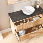 Houten wastafelmeubel 120 cm met ribbelfront, twee lades en granieten blad met ronde witte waskom