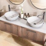Hangend houten badkamermeubel 140 cm met twee lades en grijs limestone blad met twee waskommen