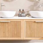 Hangend naturel eiken badkamermeubel 140 cm met één lade en solid surface blad met witte waskom