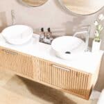 Hangend naturel eiken badkamermeubel 140 cm met één lade en solid surface blad met witte waskom