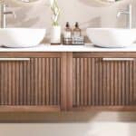 Modern hangend badkamermeubel 140 cm massief eiken met ribbelfront en solid surface met 2 waskommen