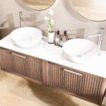 Modern hangend badkamermeubel 140 cm massief eiken met ribbelfront en solid surface met 2 waskommen