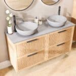 Hangend naturel eiken badkamermeubel 140 cm met ribbelfront, twee lades en grijs limestone blad met twee waskommen