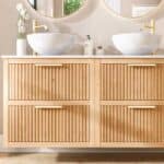 Hangend naturel eiken wastafelmeubel 140 cm met twee lades en wit marmer blad met twee waskommen