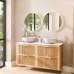 Hangend naturel eiken wastafelmeubel 140 cm met twee lades en wit marmer blad met twee waskommen