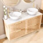 Hangend naturel eiken wastafelmeubel 140 cm met twee lades en wit marmer blad met twee waskommen
