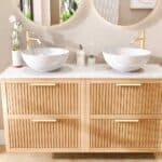 Hangend naturel eiken wastafelmeubel 140 cm met twee lades en wit marmer blad met twee waskommen
