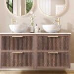 Hangend donker eiken wastafelmeubel 140 cm met twee lades en wit marmer blad met twee waskommen