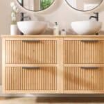 Hangend naturel eiken wastafelmeubel 140 cm met vier lades en eiken blad met twee witte waskommen