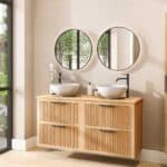 Hangend naturel eiken wastafelmeubel 140 cm met vier lades en eiken blad met twee witte waskommen