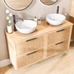Hangend naturel eiken wastafelmeubel 140 cm met vier lades en eiken blad met twee witte waskommen