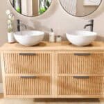 Hangend naturel eiken wastafelmeubel 140 cm met vier lades en eiken blad met twee witte waskommen