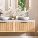 Eiken wastafelmeubel 160 cm met twee lades en grijs limestone blad met twee witte keramische waskommen