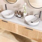 Eiken wastafelmeubel 160 cm met twee lades en grijs limestone blad met twee witte keramische waskommen