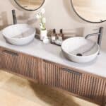 Hangend eiken badkamermeubel 160 cm met twee lades en grijs limestone blad met twee waskommen