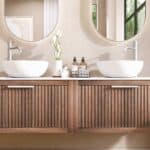 Hangend eiken badmeubel 160 cm met ribbelfront, solid surface blad en twee ronde keramische waskommen