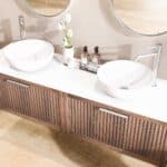Hangend eiken badmeubel 160 cm met ribbelfront, solid surface blad en twee ronde keramische waskommen