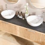 Modern hangend badkamermeubel 160 cm eiken met ribbelfront, granieten blad en twee witte waskommen