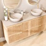 Hangend naturel eiken wastafelmeubel 160 cm met twee lades en limestone blad met twee witte waskommen