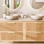 Hangend naturel eiken wastafelmeubel 160 cm met twee lades en limestone blad met twee witte waskommen