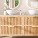 Hangend naturel eiken wastafelmeubel 160 cm met twee lades en wit marmer blad met twee waskommen
