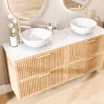 Hangend naturel eiken wastafelmeubel 160 cm met twee lades en wit marmer blad met twee waskommen